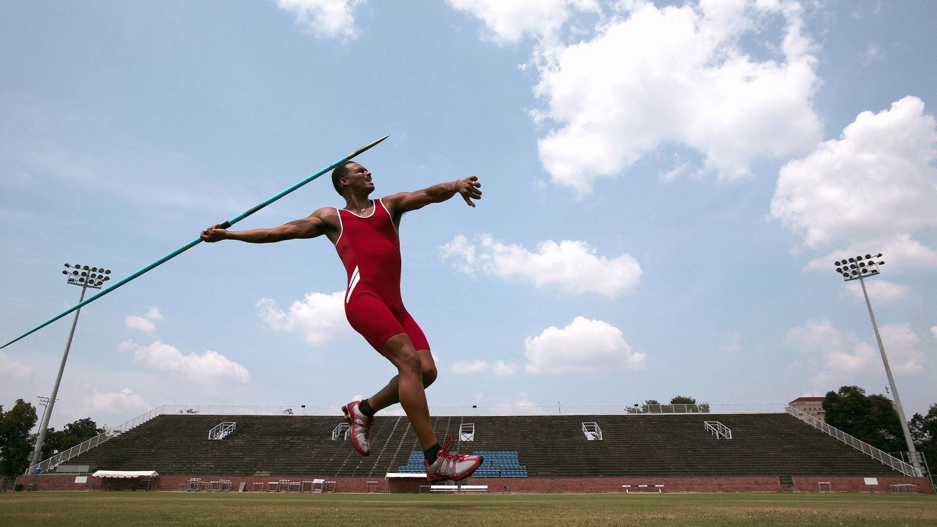 “荣耀瞬间:冠军车手的感人时刻”,荣耀夺冠