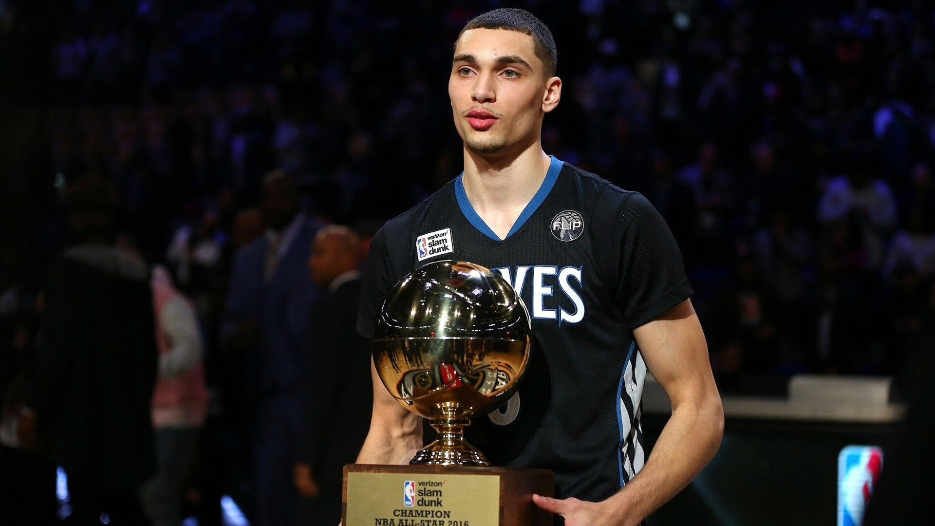 公牛险胜湖人，关键一役中德罗赞连续抢断建功，公牛德里克罗斯图片